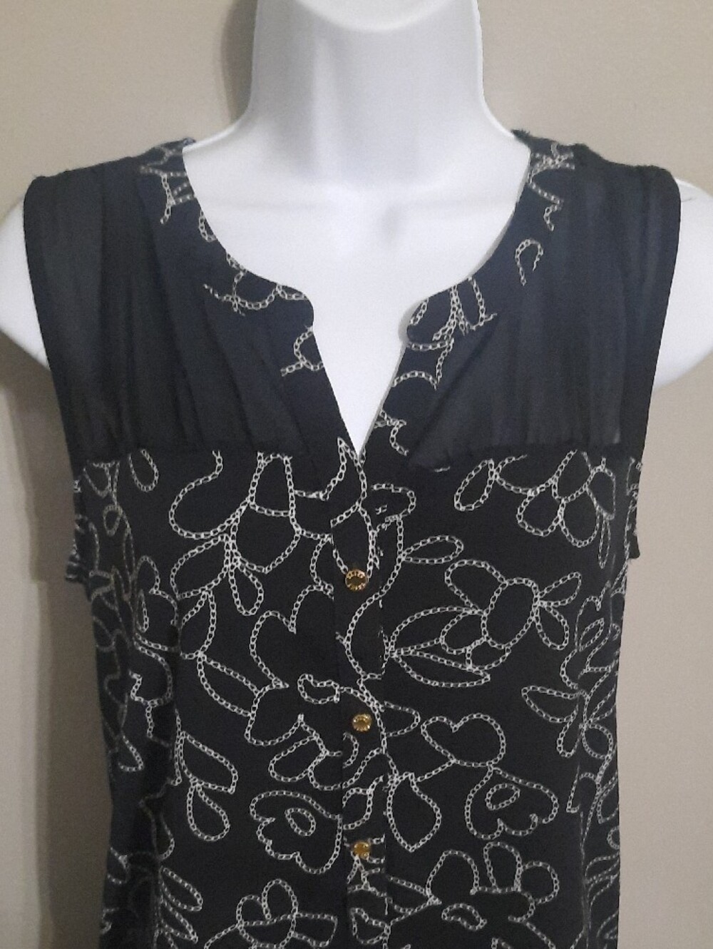 Ellen Tracy Black Sleeveless Button-Front Floral Outline Top - Picture 2 of 4